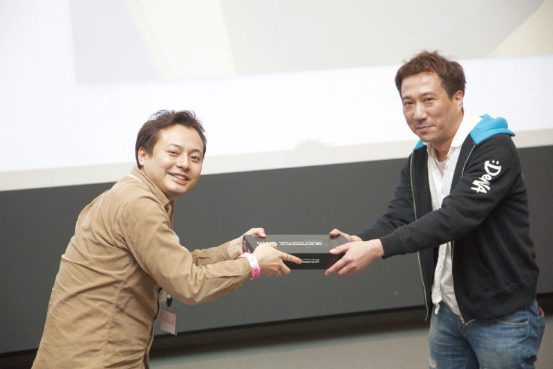 ベストLT賞を受賞したmakamaka氏（左）。プレゼンターを務めたのは、YAPC::Hokkaido 2016 SAPPORO実行委員長の永谷氏