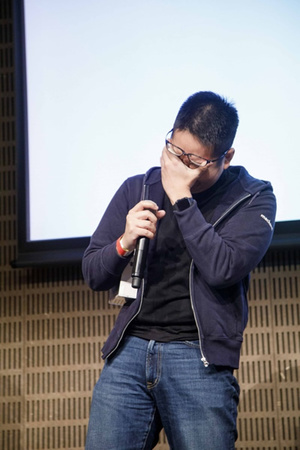 クロージングで発表された今回のベストトーク賞に選ばれたsongmuさんのトーク。受賞が発表された際には、感極まって思わず涙ぐむ一コマも