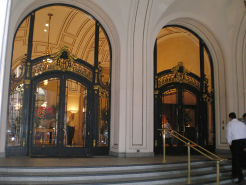 なかなか重厚なパレスホテル玄関