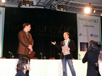 開会の挨拶をする凸凹コンビ，TechCrunchファウンダーのマイケル・アリントンとWeblogの元ファウンダー，ジェイソン・カラカニス（TechCrunch）