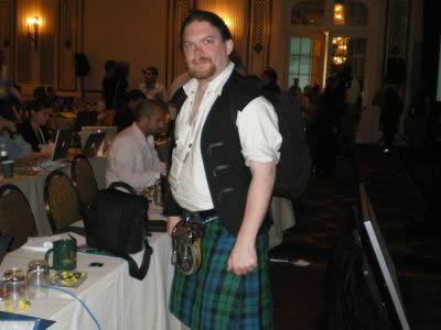 スコットランドのプレス。伝統の衣装に身を固めて異彩を放っていた