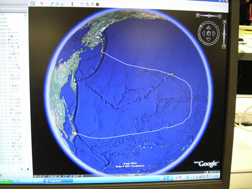 東京から発信したメッセージが、風の流れに乗って海を浮遊し、大陸に流れ着いている
