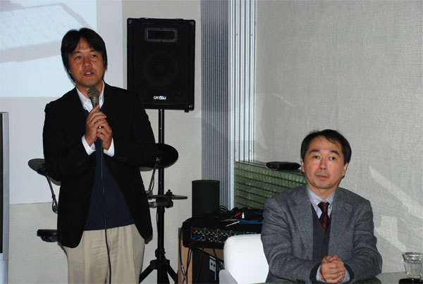 キングジム開発本部 電子文具開発部長 亀田豊信氏（右）、広報部リーダー 田辺賢一氏（左）