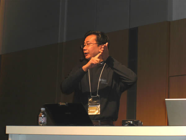 写真3　新Java Plug-inの可能性を語るChuk-Munn Lee氏。