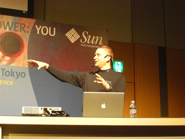 写真6　Wiiリモコンの操作イメージを身振り手振りで解説したSimon Ritter氏。