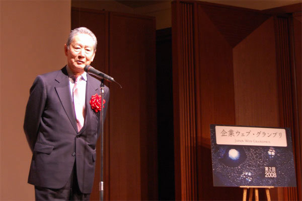 開催に先立ち、挨拶を述べるクオンタムリープ（株）代表取締役 出井伸之氏。