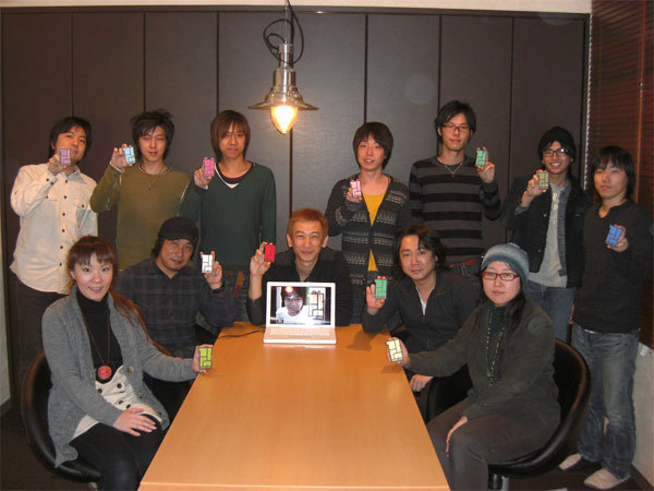 写真8　取材の最後に、ワンパク社員全員で集合写真。現在、札幌で在宅勤務をしている藤井氏にもSkypeで登場していただきました。