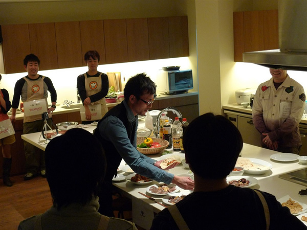 ゲストの副島シェフ。各チームの調理をサポートした他、参加者代表として各チームの料理に対して、鋭いコメント（ツッコミ？）付きの試食をしました。
