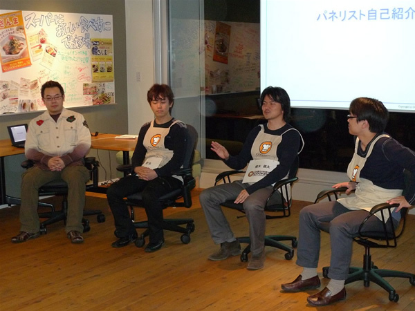 フリーディスカッションの様子。右から川崎氏（リクルート メディアテクノロジーラボ）、橋本氏（クックパッド）、一条氏（Yahoo! JAPAN）、馮（技術評論社）。