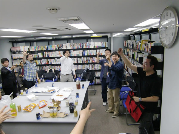 懇親会では、後藤大地氏が参加したBSDCan2009のオリジナルグッズプレゼントとして、ジャンケン大会も行われました