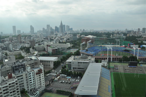 隣の秩父宮ラグビー場、神宮球場から新宿ビル群まで一望。