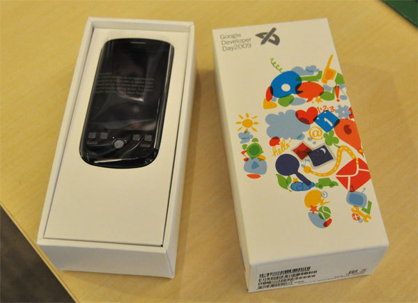 これが全員プレゼントのAndroid Phoneパッケージ。Google Developer Dayのロゴ入りです。