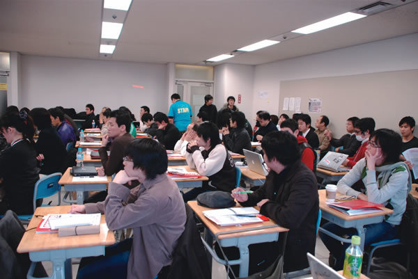 図4　 須藤 功平氏のセッションで満員の教室（仙台Ruby会議01）