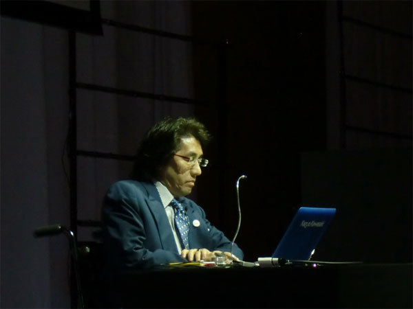 川崎氏は大学の講義さながらに、デザインとユーザエクスペリエンス、それに関連したコンピュータの未来について語った。