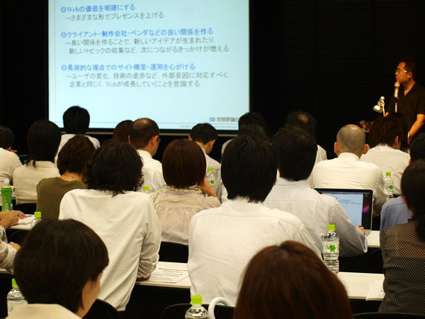 たくさんの聴衆の前で講演する『Web Site Expert』編集長 馮富久氏。会場は満席で関心の高さが伺えました。