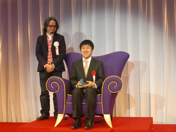 Yahoo! JAPANインターネットクリエイティブアワード、Grand Prix受賞者のみが座れる「Big Idea Chair」に座す浜本階生氏と審査員の福田敏也氏。