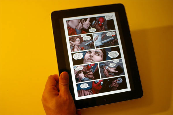 マーベルのコミック『スパイダーマン』をiPadで読んでいるところ。