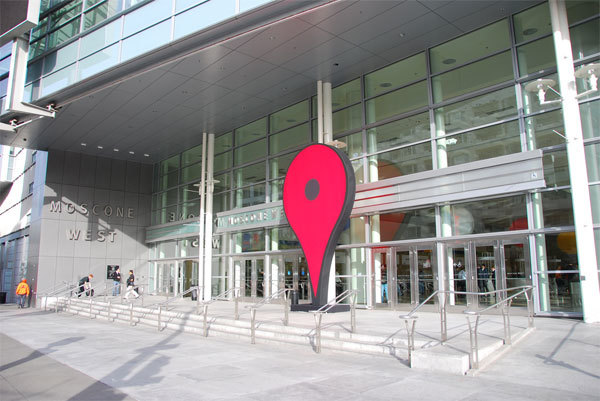 会場となったモスコーンセンターウェストの入り口には巨大なGoogleマップのピンオブジェクトが登場。