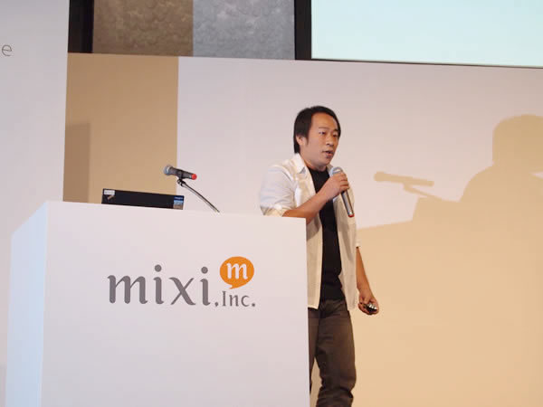 写真6　メインセッションのMCを務めた株式会社ミクシィ代表取締役副社長兼COO原田明典氏。