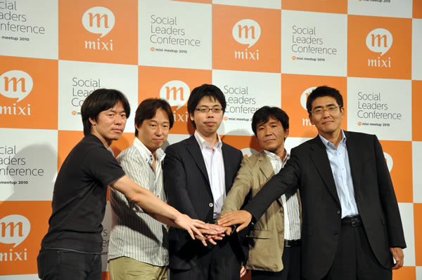 写真21　mixi meetupメインセッションのゲストとして登場した4名と笠原氏（中央）。