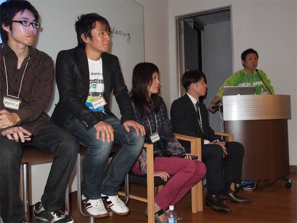 右から、モデレータの山崎氏、そして米林氏、閑歳氏、和田氏、福永氏の“アプリケーション系”組