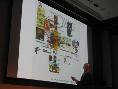 写真4　大学の講義で利用している図を利用しながら，現在のソーシャルネットワーク社会を解説