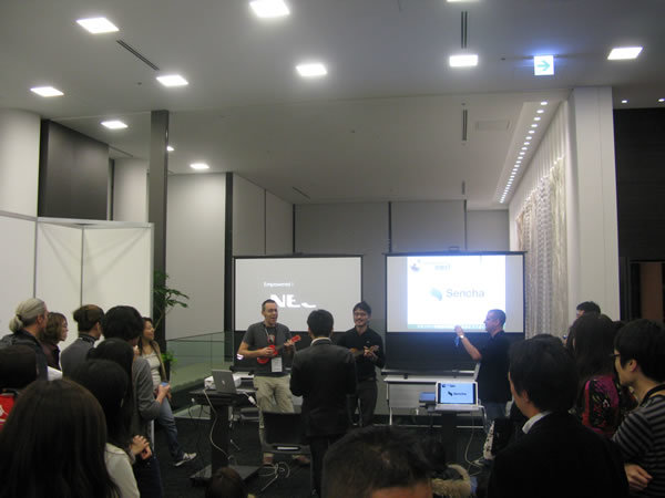 写真12　「CSSの歌」のライブでは、歌詞に日本語訳をつけたバージョンも演奏された