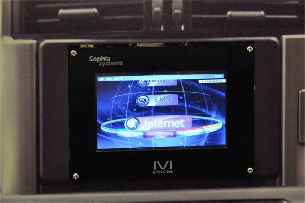 バイテックによる車載システムのデモ。MeeGo-IVIが搭載されている。メインメニューのGUIはQtではなくエイチアイ製の3D UIフレームワークによるもの。カーナビなどの案内音声はフュートレックの音声合成技術が用いられている。