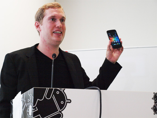 Galaxy Nexusを手に発表を行うジョン・ラーゲリン氏