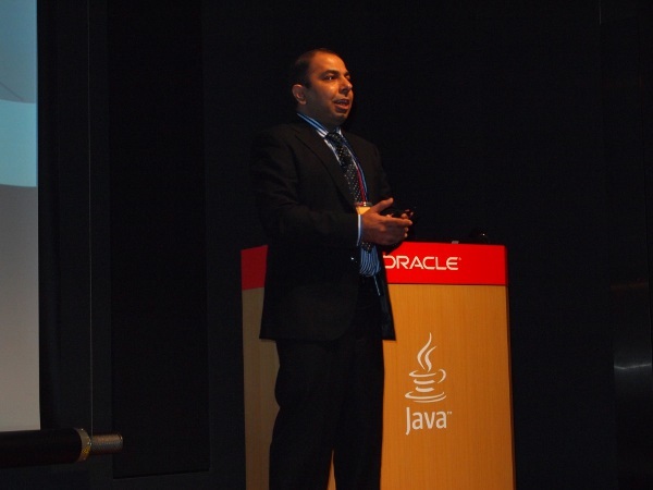 Naveen氏は、「Oracleのもと、「技術」「コミュニティ」「投資」の3本柱により、これからのJavaが進化します」と力強く語った