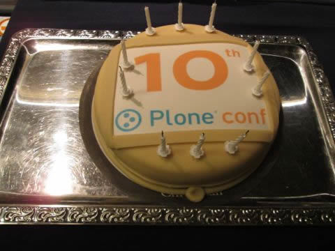 Plone Conferenceの開催10回を祝うケーキ