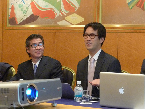 同社のミッションについて語るCEOのブライアン・チェン氏（右）、左は日本法人社長のブライアン遠藤氏