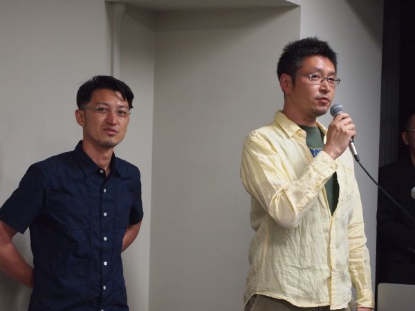 Jimdoカフェ大阪・神戸から、有限会社バックステージ代表 河合義徳氏（右）と有限会社エーエムアール代表 近藤光央氏（左）。Jimdoカフェは、JimdoユーザとこれからJimdoユーザのためのコミュニティで、日本各地に存在します