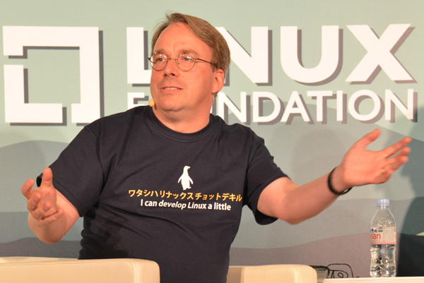 LinuxCon参加者特典の「ワタシハリナクスチョットデキルヨ」Tシャツが気に入ったよう