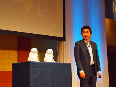NEC石黒氏は，同社が開発しているクラウド連携型ロボット「PaPeRo」（左の2台）を紹介した