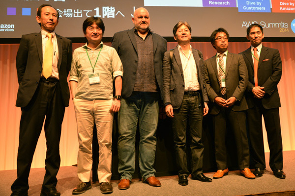 本日のキーノートの登壇者一同、右端はアマゾン データ サービス ジャパン社長の長崎忠雄氏