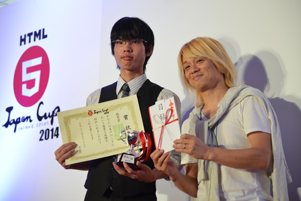 同じく優秀賞の松田氏（左）と、プレゼンターの審査委員、秋葉秀樹氏