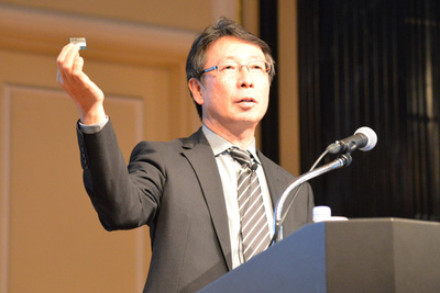 Edisonモジュールを使った小型ボードを手に説明するインテル株式会社 平野浩介氏