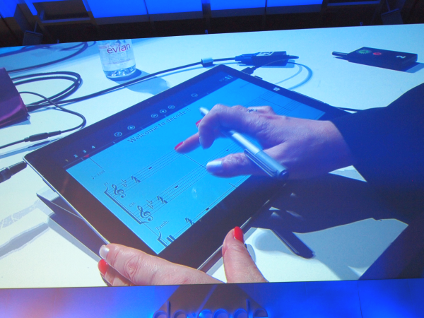 クロージング。伊藤氏はまもなく日本でも発売されるSurface 3上のDTMアプリ「StaffPad」を使って演奏を行った