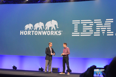 カンファレンスのオープニングキーノートの冒頭でビアデンCEO（左）から発表されたIBMとの提携。IBMはHDPを同社の公式Hadoop製品として今後扱うことになる