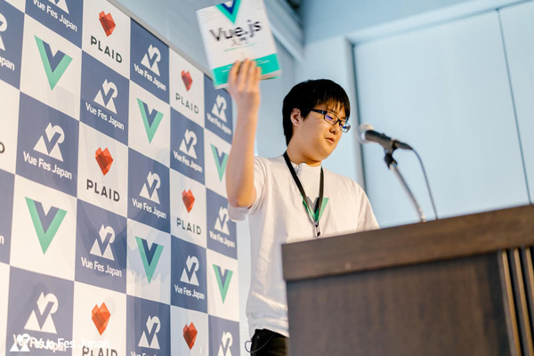 スポンサーセッションで自著『Vue.js入門』を紹介するLINE 喜多氏