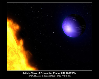 NASAのアーティストが今回の発表をもとに描いたHD 189733bの想像図。こぎつね座の方向に約63光年離れた恒星HD 189733を主星とするホットジュピター型のHD 189733bは，主星のごく至近距離を公転している。したがって地球に対する月のように，つねに主星に対して同じ面を見せている（自転周期と公転周期が同じ）。イエローオレンジの主星のすぐそばを回るディープブルーのホットジュピター。いつかその姿を捉えることができる日がくるのだろうか…。