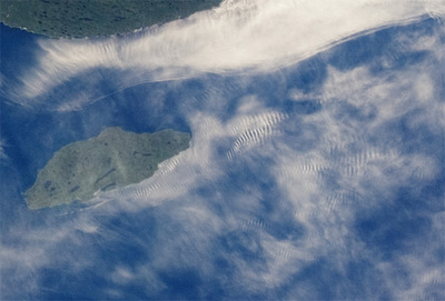 上の写真のミシピコテン島付近を拡大したもの。サングリントが確認できる。