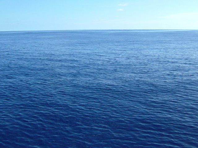 この広い海の底には「暗黒の世界」が広がっている。写真はマリアナ諸島沖の青い海（著者撮影、2006年）
