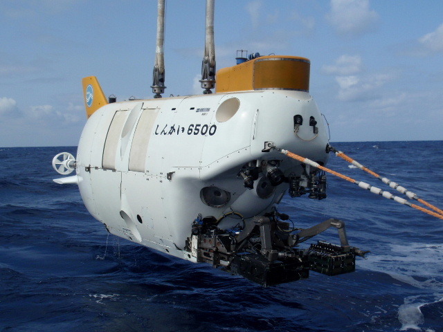 有人潜水調査船「しんかい6500」。1989年、三菱重工業(株)神戸造船所で完成。その後、日本周辺や世界の海で深海調査を実施、数々の発見を成し遂げてきた。深海への潜航回数は1,400回を超える。著者撮影（2012年沖縄沖）
